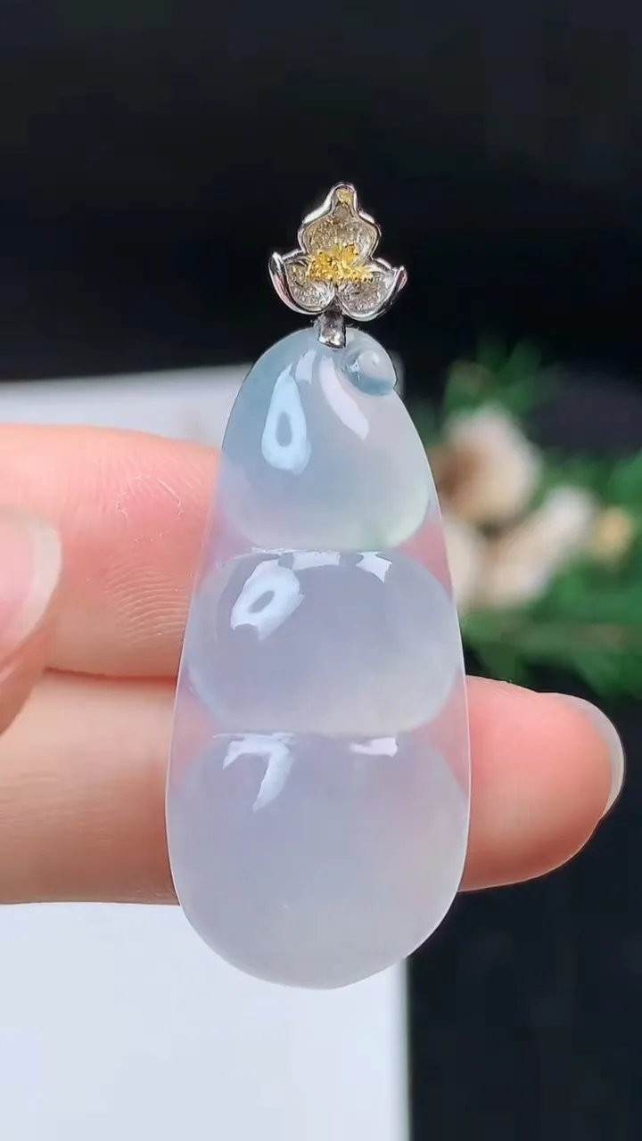 天然A货翡翠福豆吊坠，尺寸34.8-16.2-6，重量:6.47g
9月19日