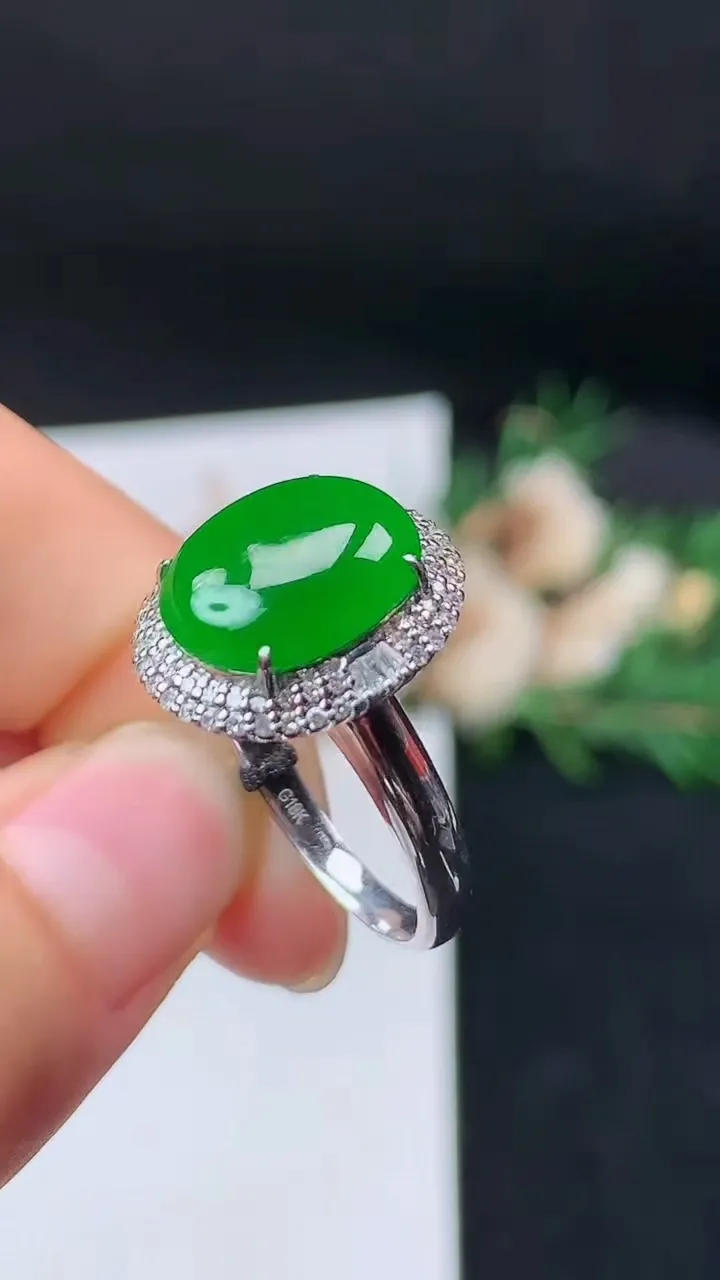 天然A货翡翠蛋面戒指，尺寸17-12.5-10.2，重量:4.58g2025年9月19日
工厂直销收藏佳品,种好水足，色泽均匀，有种有色，上手高大气！