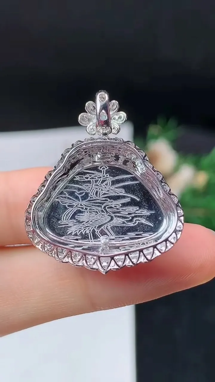 天然A货翡翠白冰佛公吊坠，尺寸30.5-26-10.2，裸石17.2-23.3，重量:6.28g
9月19日