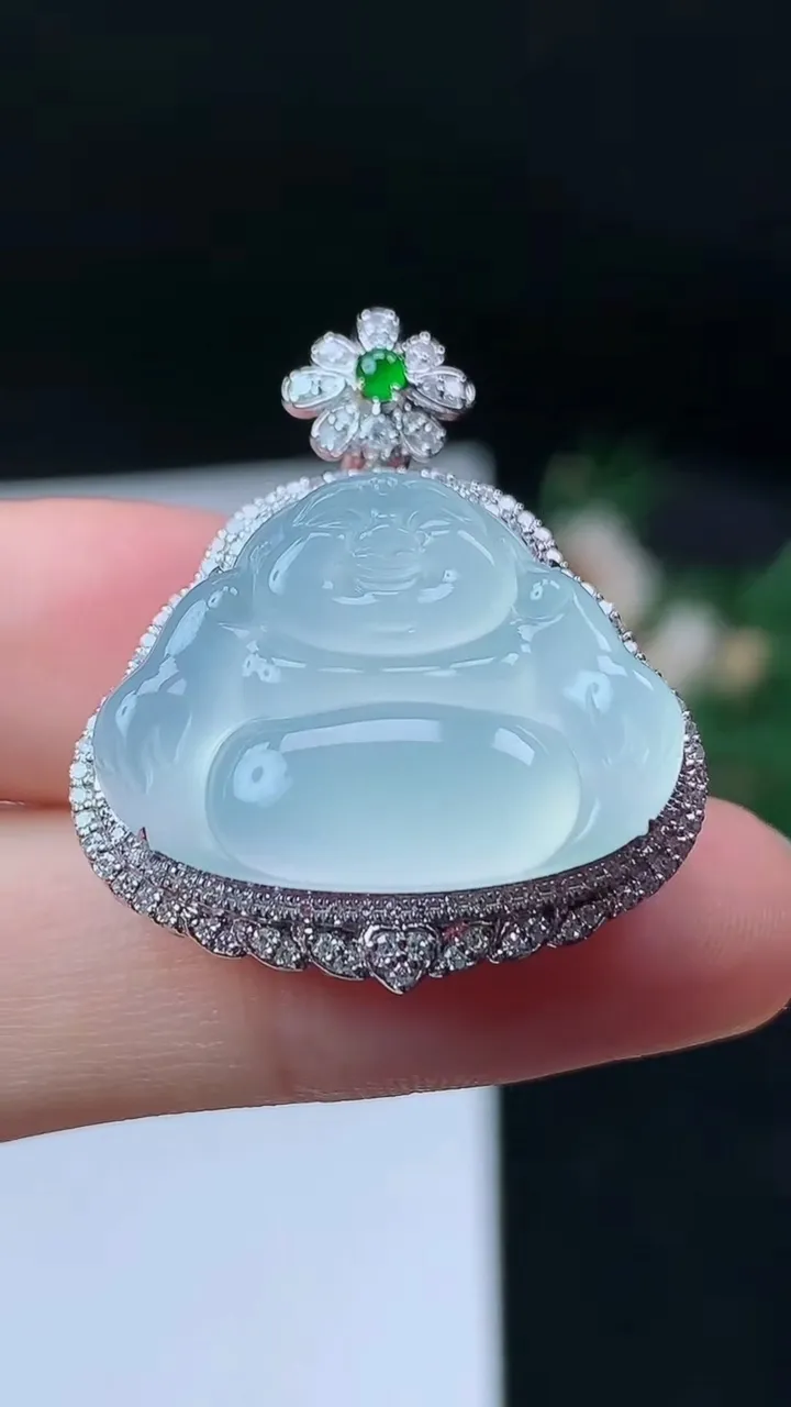天然A货翡翠白冰佛公吊坠，尺寸30.5-26-10.2，裸石17.2-23.3，重量:6.28g
9