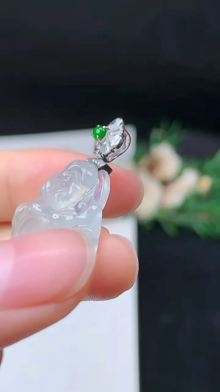 天然A货翡翠白冰佛公吊坠，尺寸21.3-23.2-6，重量:5.23g
9月19日