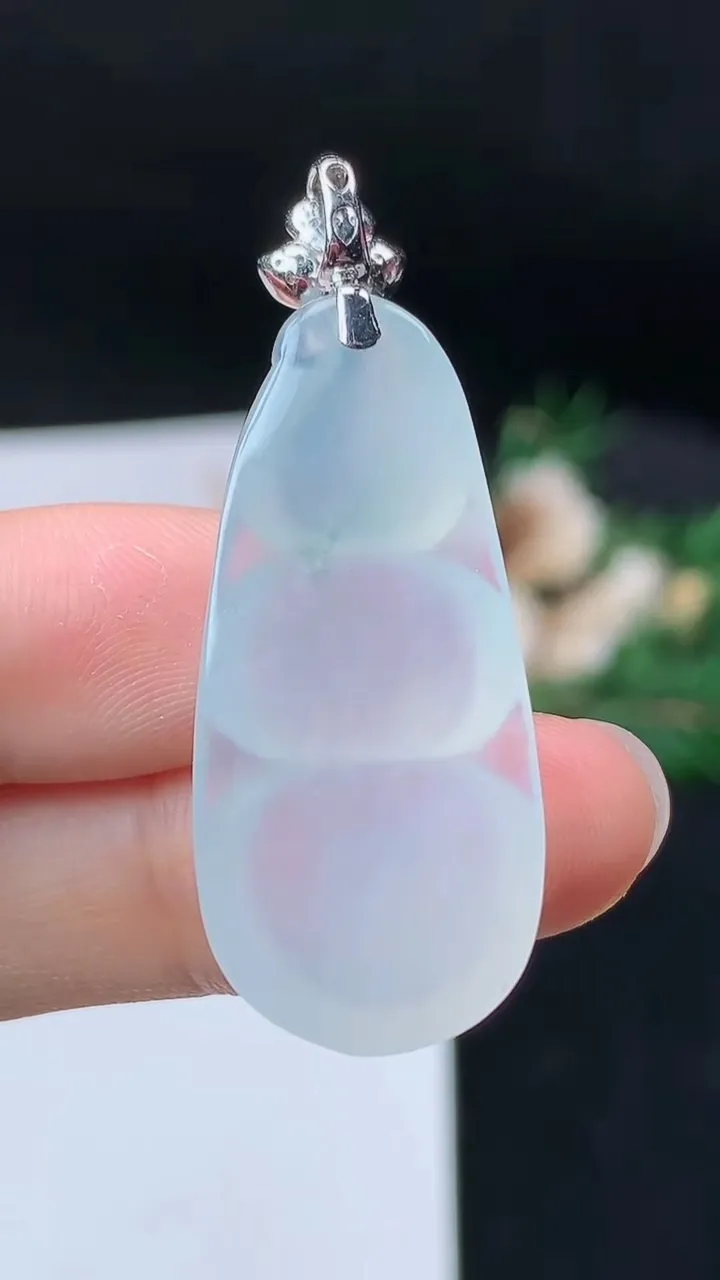 天然A货翡翠福豆吊坠，尺寸34.8-16.2-6，重量:6.47g
9月19日