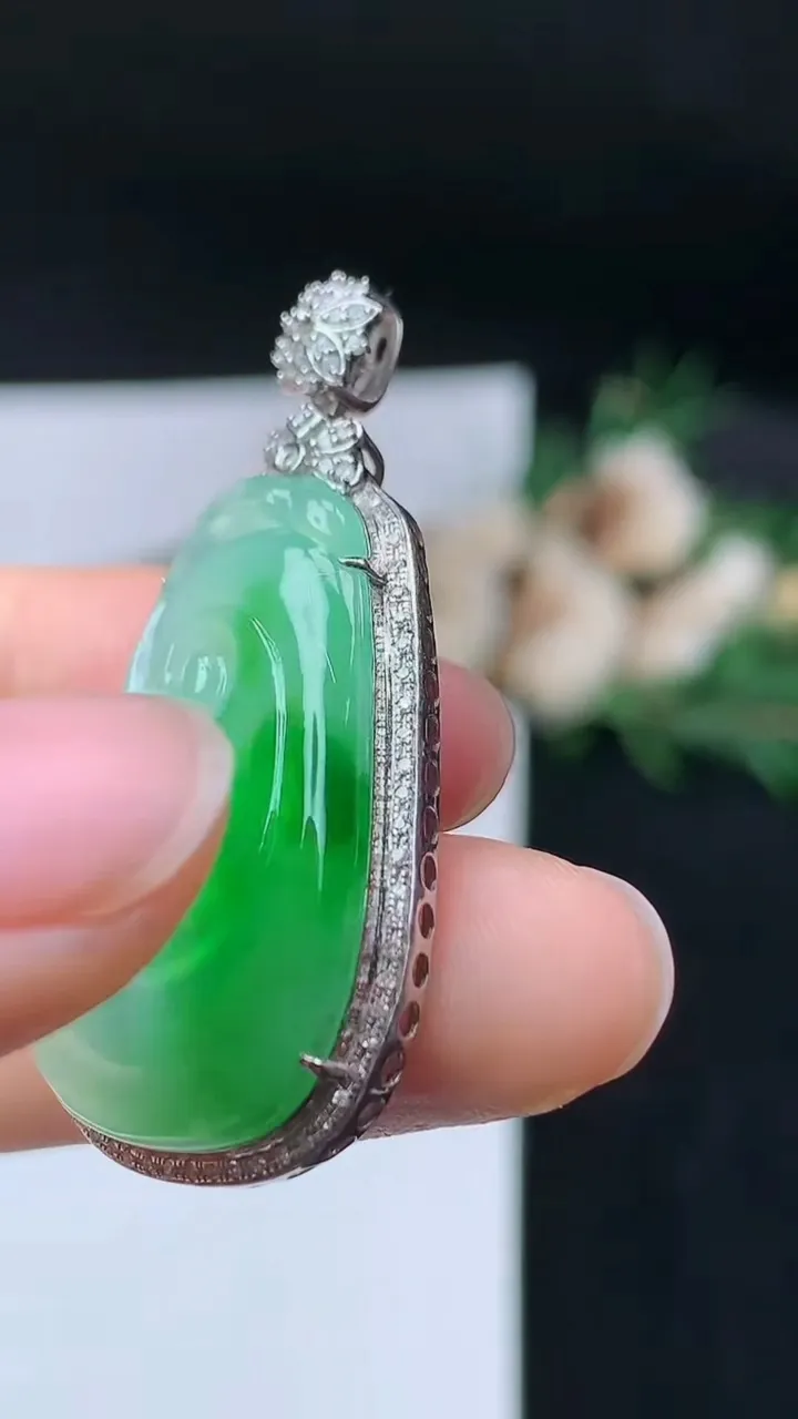 天然A货翡翠如意吊坠，尺寸41-20.2-6.6，裸石29.2-18，重量:6.35g
9月19日