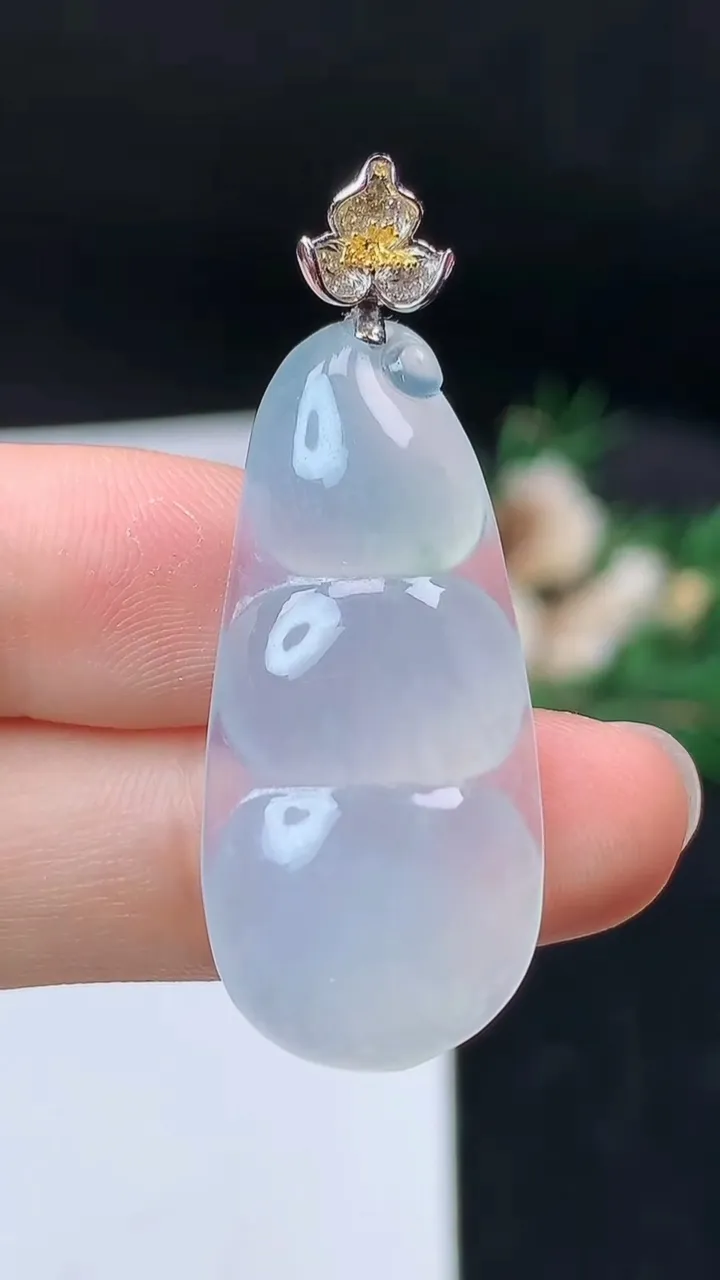 天然A货翡翠福豆吊坠，尺寸34.8-16.2-6，重量:6.47g
9月19日