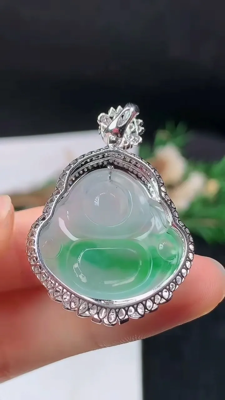 天然A货翡翠佛公吊坠，尺寸38.7-27.4-11.3，裸石22.7-24.4，重量:8.81g
9月19日