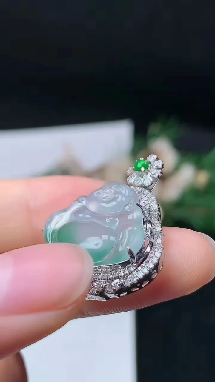 天然A货翡翠佛公吊坠，尺寸29.2-23.2-8.6，裸石16-19.8，重量:3.81g
9月19日