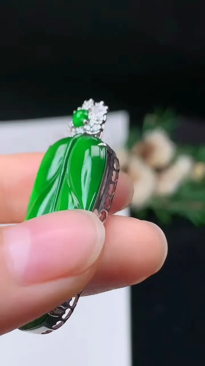 天然A货翡翠金枝玉叶 叶子吊坠，尺寸33.4-15.4-7，重量:6.45g
9月19日