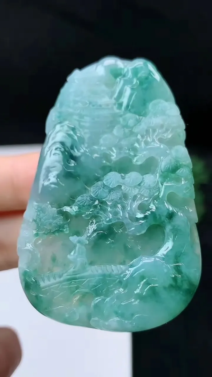 天然A货翡翠山水牌吊坠，尺寸61.8-39.5-6.8，重量:35.70g
9月19日