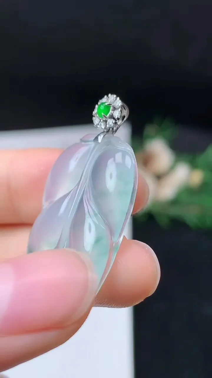 天然A货翡翠金枝玉叶 叶子吊坠，尺寸34.5-19.9-3.9，重量:5.53g
9月19日