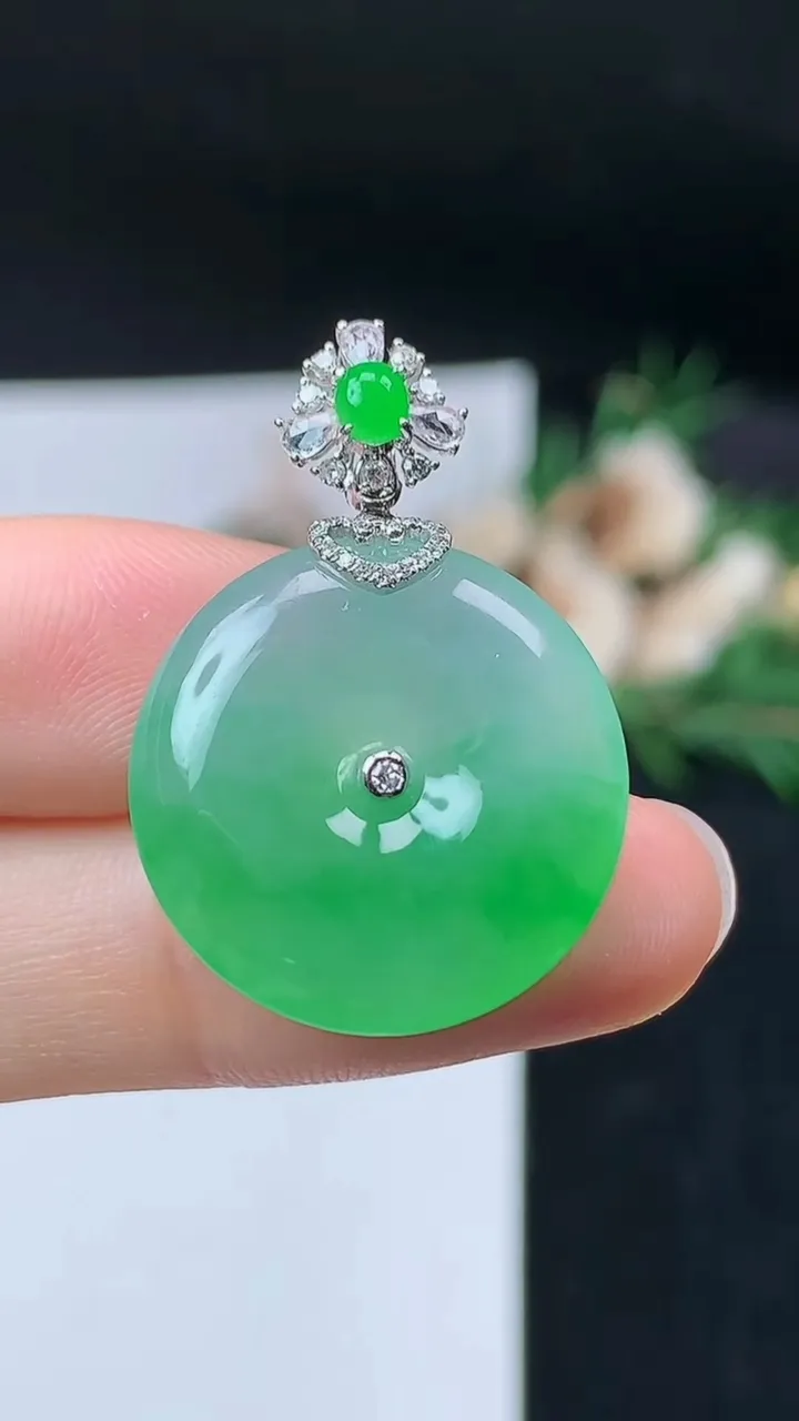 天然A货翡翠平安扣吊坠，尺寸21.7-5.3，重量:6.00g
9月19日