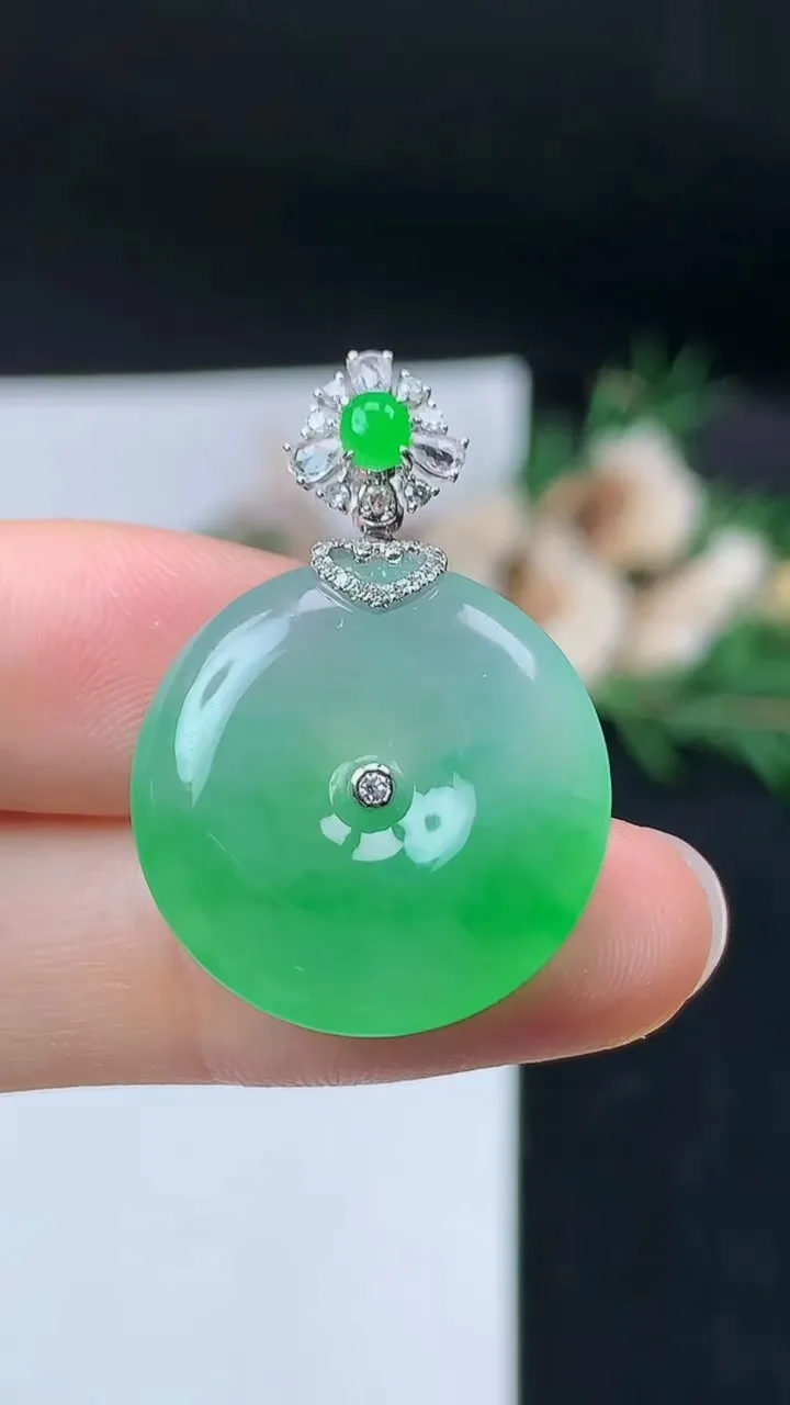 天然A货翡翠平安扣吊坠，尺寸21.7-5.3，重量:6.00g
9月19日