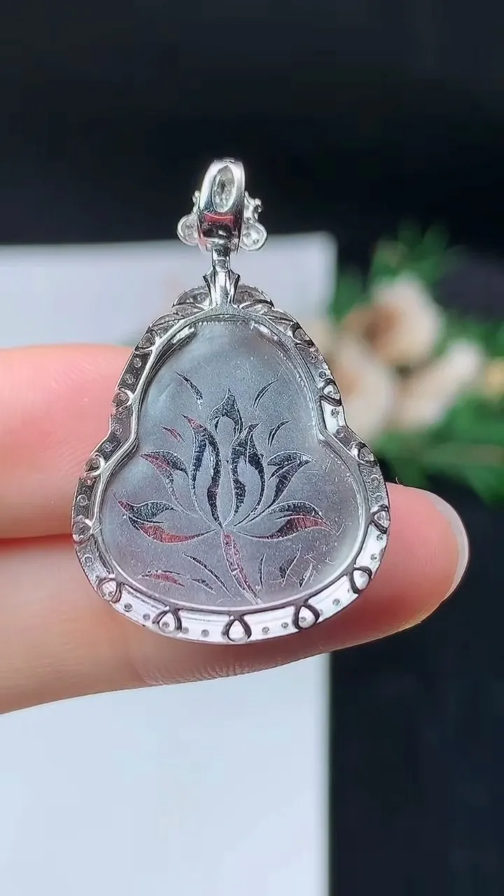 天然A货翡翠葫芦吊坠，尺寸33.3-21.3-7.2，裸石21-18.6，重量:4.71g
9月19日