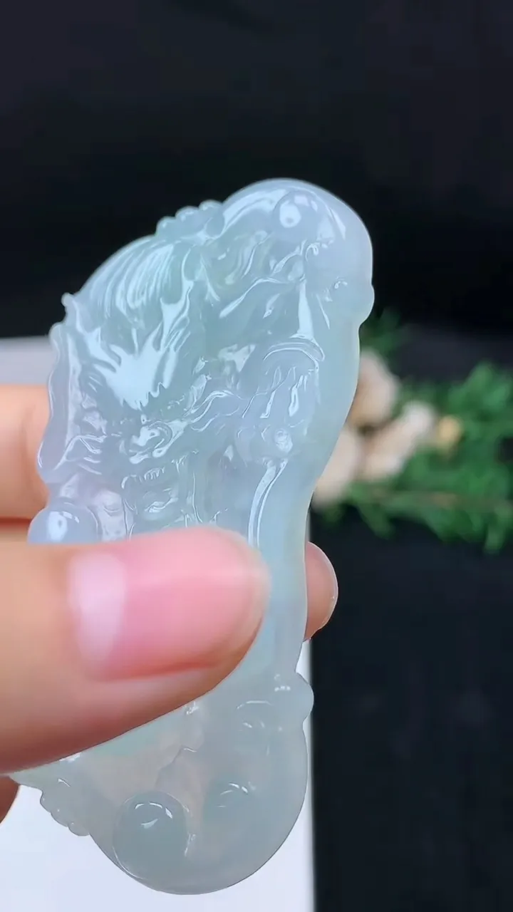 天然A货翡翠龙牌吊坠，尺寸65.9-30.8-5.5，重量:23.50g
9月19日