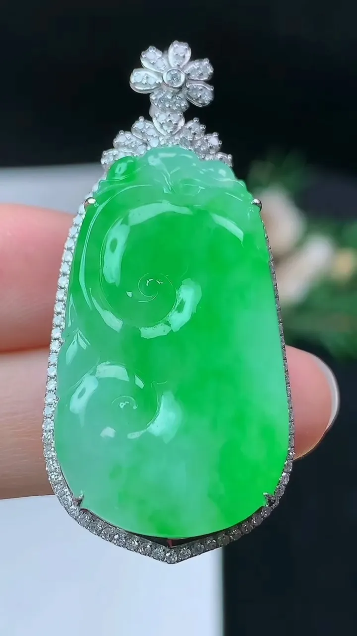 天然A货翡翠如意吊坠，尺寸44.5-21.4-8，裸石33-19.3，重量:9.30g
9月19日