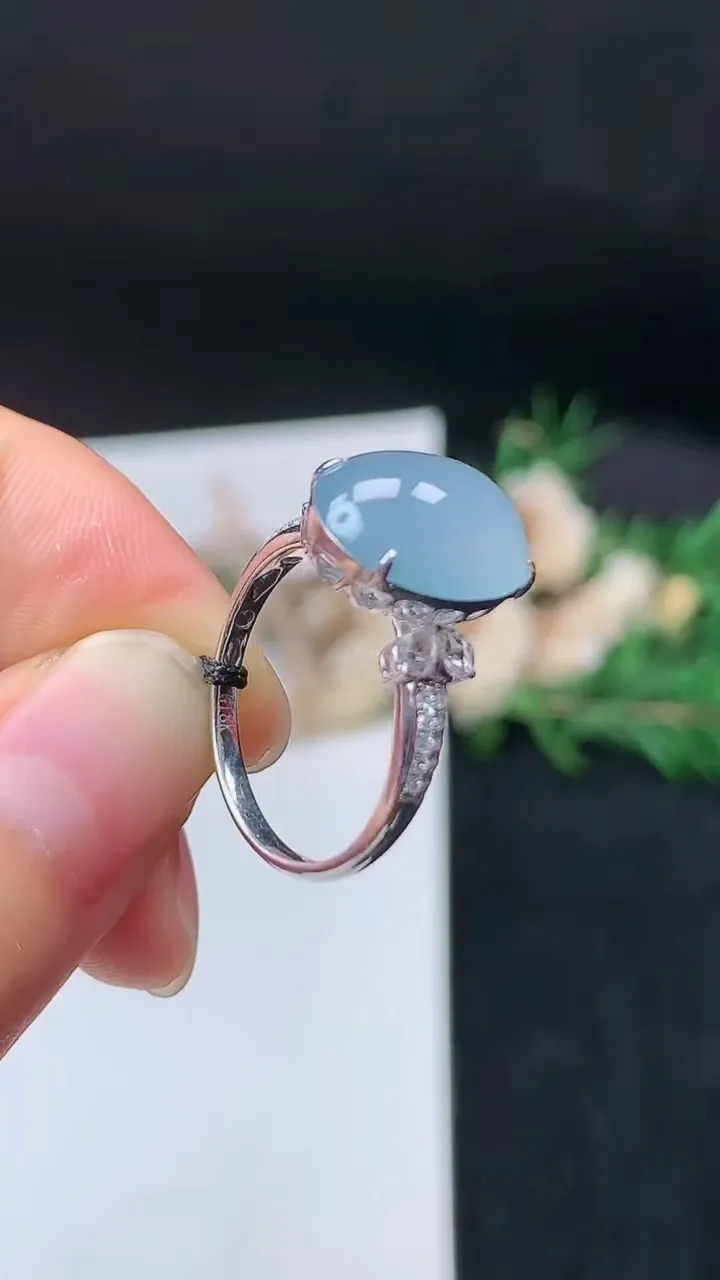 天然A货翡翠紫罗兰蛋面戒指，尺寸17-13-10.3，重量:3.00g2025年9月19日
工厂直销收藏佳品,种好水足，色泽均匀，有种有色，上手高大气！