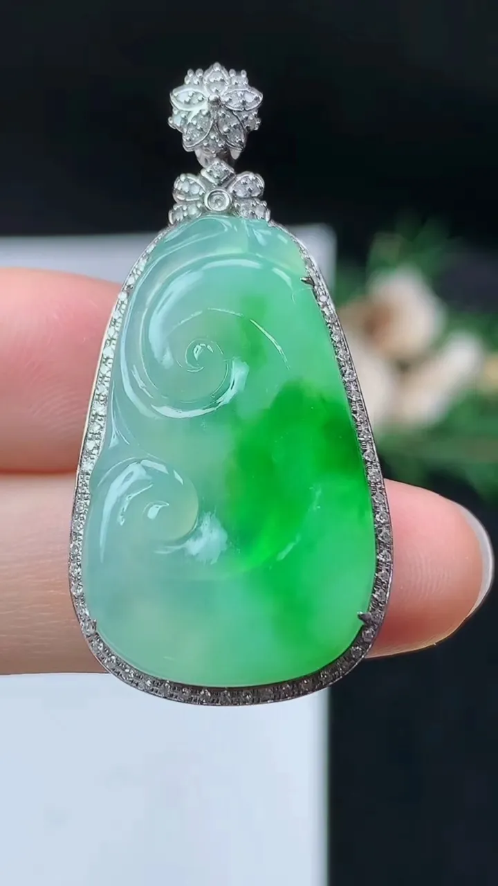 天然A货翡翠如意吊坠，尺寸41-20.2-6.6，裸石29.2-18，重量:6.35g
9月19日