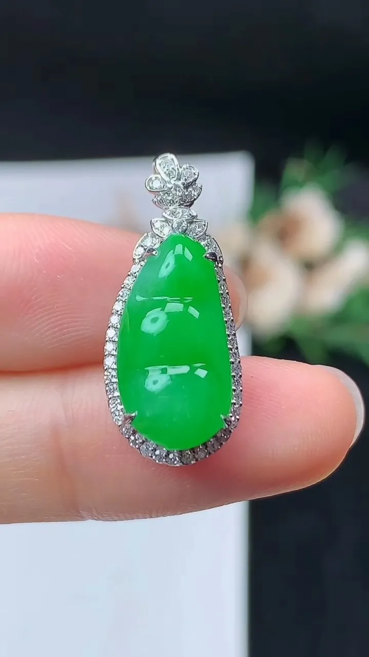 天然A货翡翠福豆吊坠，尺寸25.6-11-8.3，裸石17-8.9，重量:2.86g
9月19日