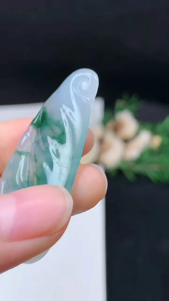 天然A货翡翠飘花无相观音吊坠，尺寸46.3-24-4.7，重量:10.00g
9月19日