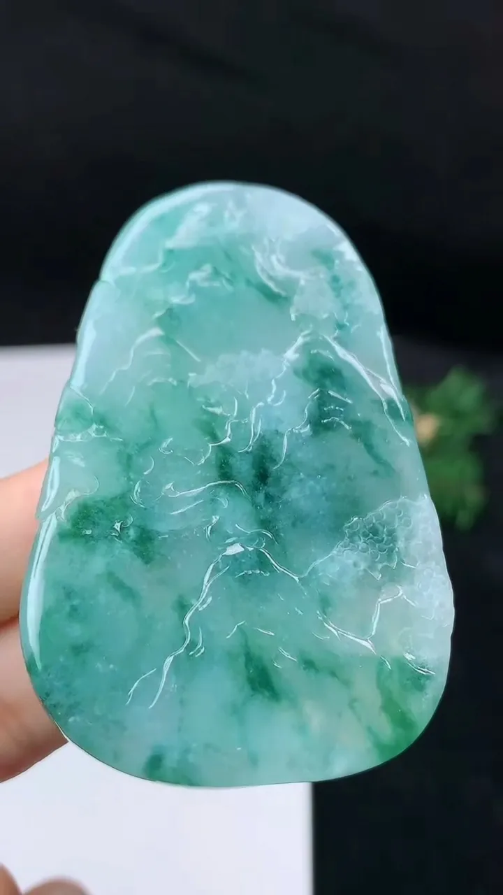 天然A货翡翠山水牌吊坠，尺寸61.8-39.5-6.8，重量:35.70g
9月19日