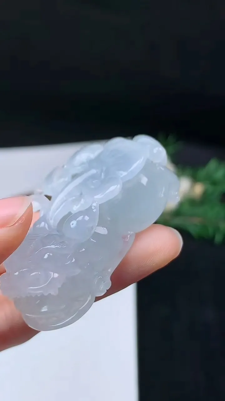 天然A货翡翠白冰貔貅吊坠，尺寸49.2-22.7-15.6，重量:36.90g
9月19日