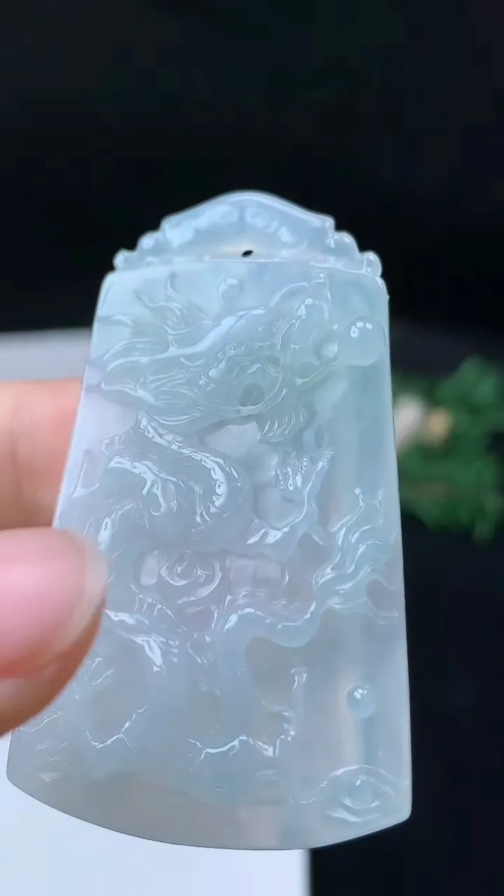 天然A货翡翠白冰龙牌吊坠，尺寸53.7-31.4-5.7，重量:18.17g
9月19日