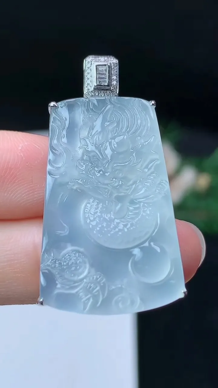 天然A货翡翠白冰龙牌吊坠，尺寸31-19.7-7.8，重量:8.27g
9月19日
