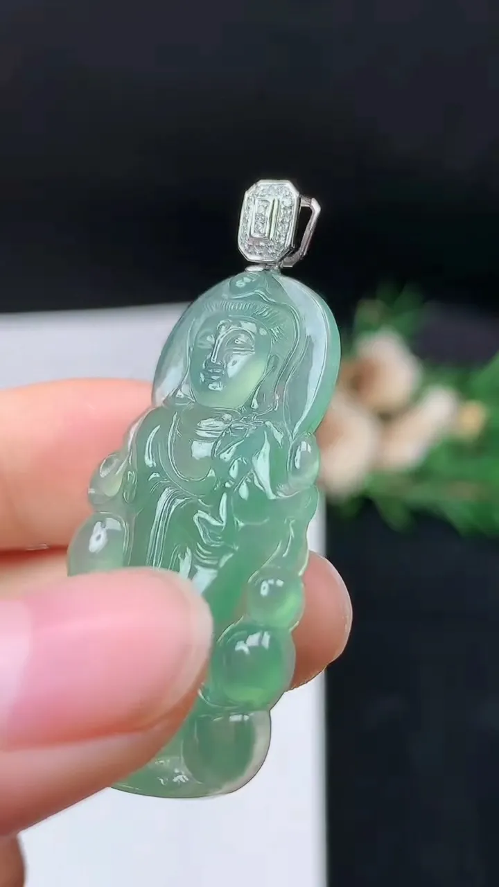 天然A货翡翠观音菩萨吊坠，尺寸39-22.9-4.2，重量:7.06g
9月19日