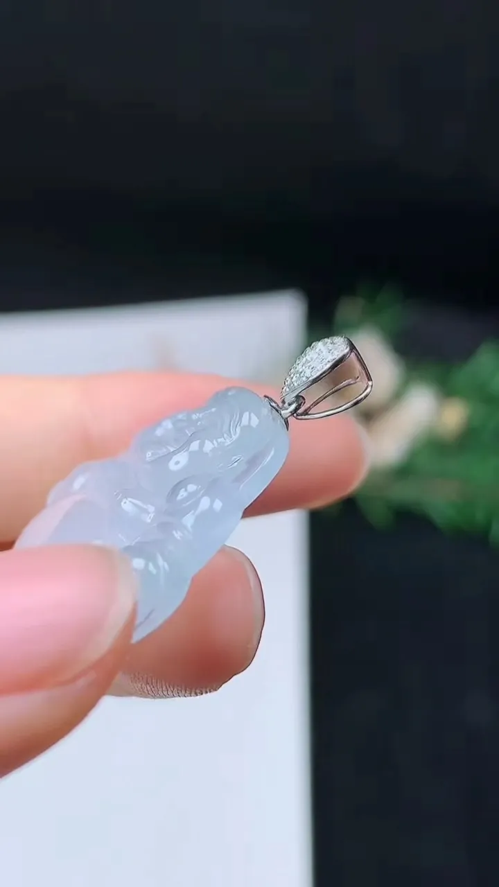 天然A货翡翠白冰佛公吊坠，尺寸22.9-28.5-5.7，重量:6.26g
9月19日