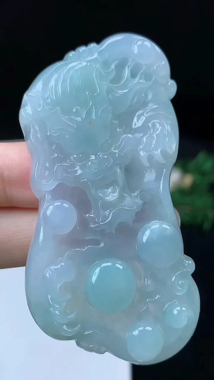 天然A货翡翠龙牌吊坠，尺寸65.9-30.8-5.5，重量:23.50g
9月19日