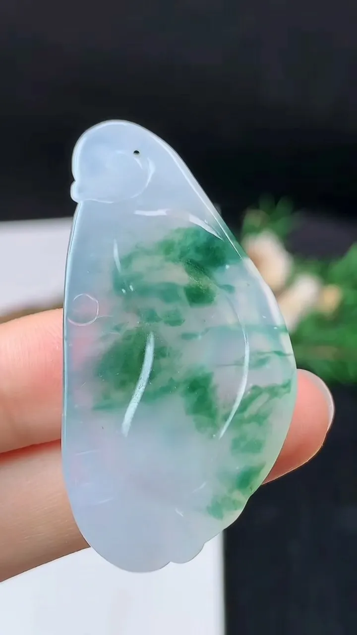 天然A货翡翠飘花无相观音吊坠，尺寸46.3-24-4.7，重量:10.00g
9月19日