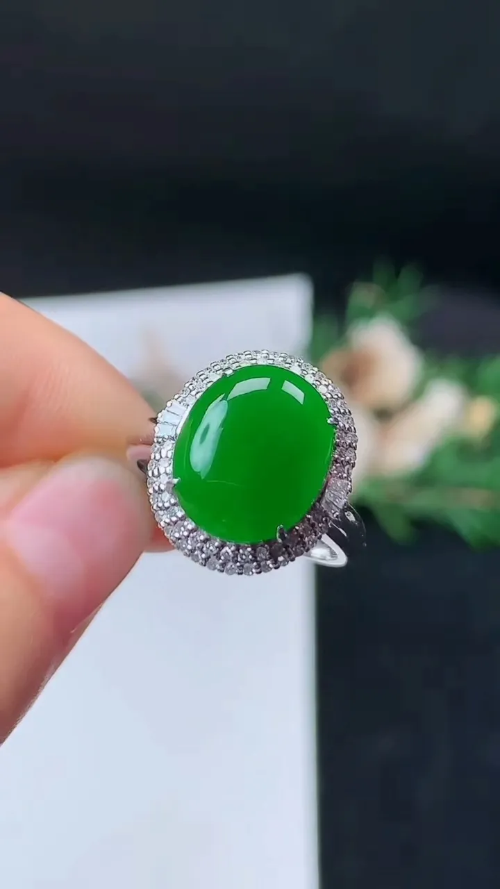 天然A货翡翠蛋面戒指，尺寸17-12.5-10.2，重量:4.58g2025年9月19日
工厂直销收藏佳品,种好水足，色泽均匀，有种有色，上手高大气！