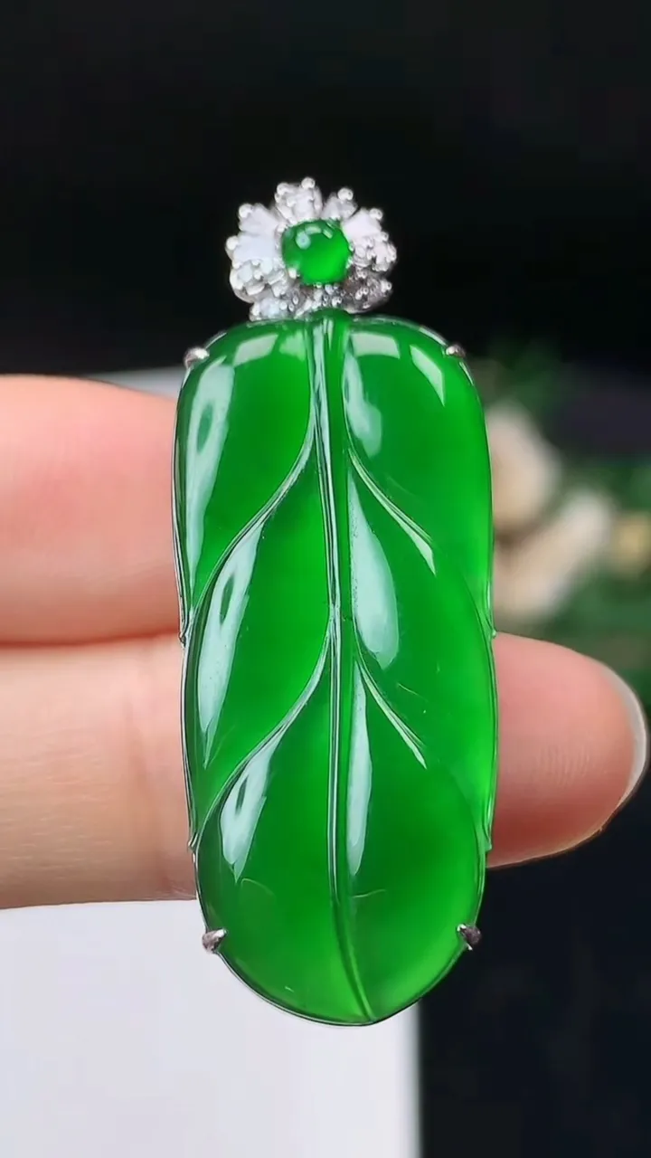 天然A货翡翠金枝玉叶 叶子吊坠，尺寸33.4-15.4-7，重量:6.45g
9月19日