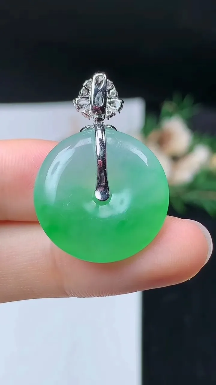 天然A货翡翠平安扣吊坠，尺寸21.7-5.3，重量:6.00g
9月19日