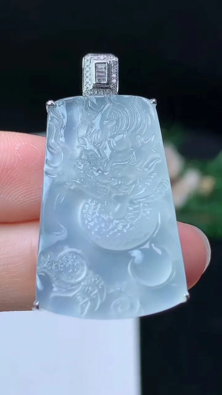 天然A货翡翠白冰龙牌吊坠，尺寸31-19.7-7.8，重量:8.27g
9月19日