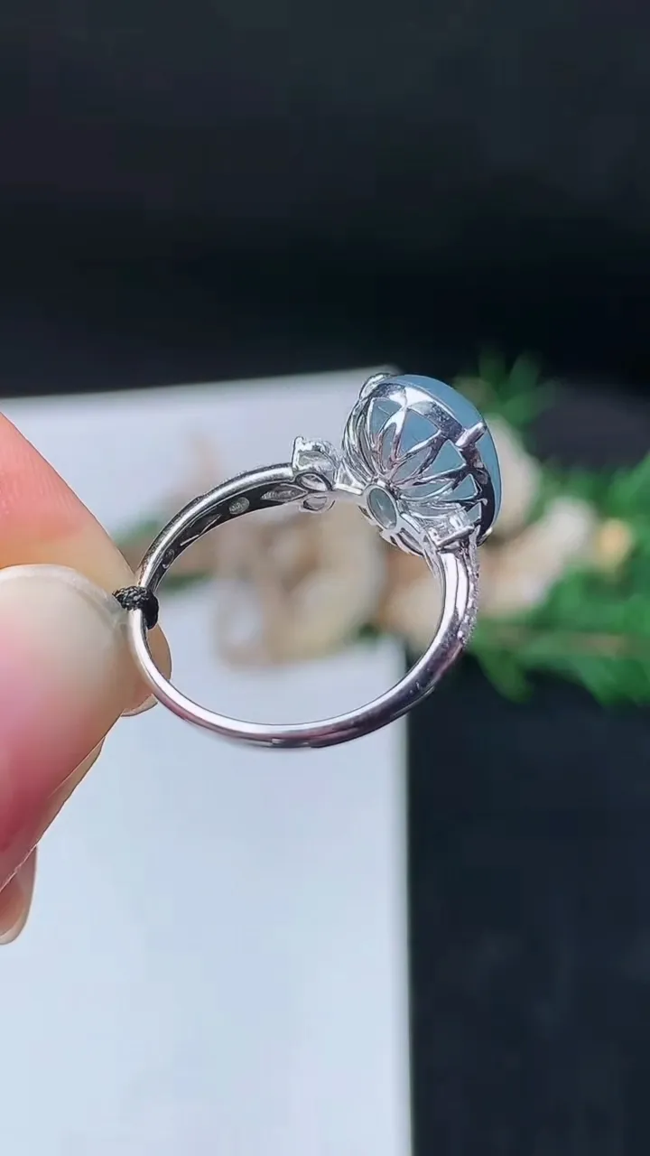 天然A货翡翠紫罗兰蛋面戒指，尺寸17-13-10.3，重量:3.00g2025年9月19日
工厂直销收藏佳品,种好水足，色泽均匀，有种有色，上手高大气！