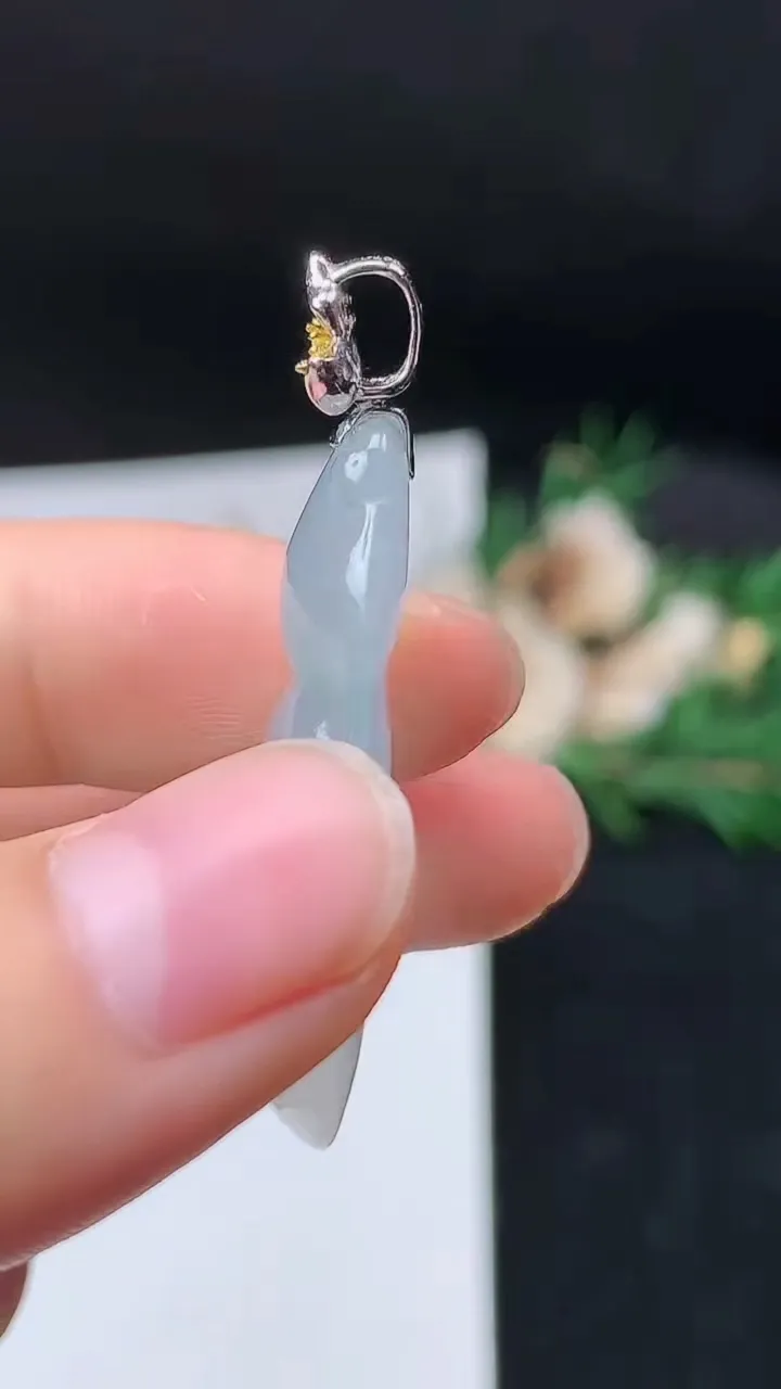 天然A货翡翠福豆吊坠，尺寸34.8-16.2-6，重量:6.47g
9月19日