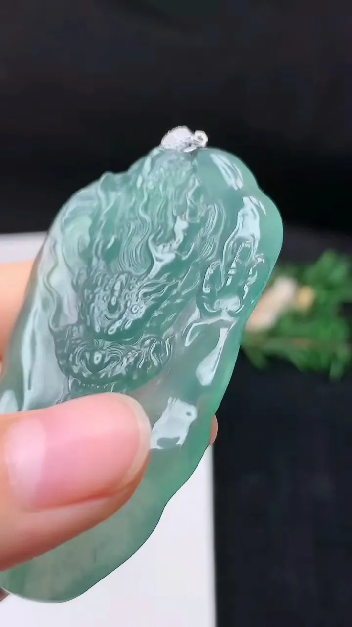天然A货翡翠蓝水龙牌吊坠，尺寸64-37.5-5.5，重量:24.23g
9月19日