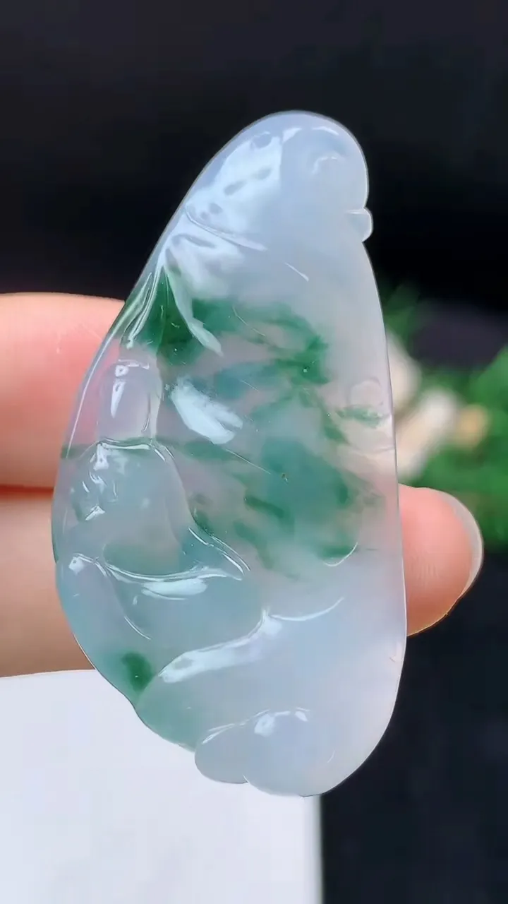 天然A货翡翠飘花无相观音吊坠，尺寸46.3-24-4.7，重量:10.00g
9月19日