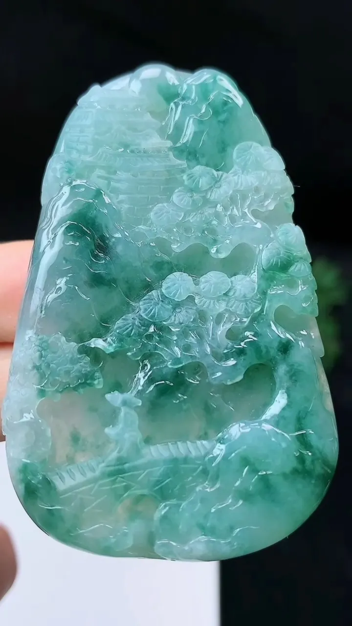 天然A货翡翠山水牌吊坠，尺寸61.8-39.5-6.8，重量:35.70g
9月19日