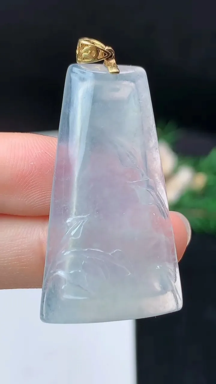天然A货翡翠白冰节节高升 竹节吊坠，尺寸39.7-22.6-5，重量:8.89g
9月19日