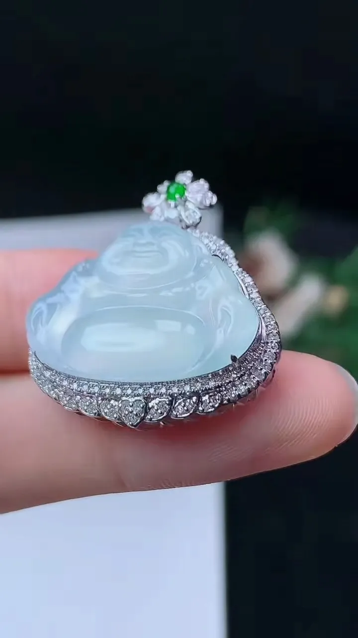 天然A货翡翠白冰佛公吊坠，尺寸30.5-26-10.2，裸石17.2-23.3，重量:6.28g
9月19日