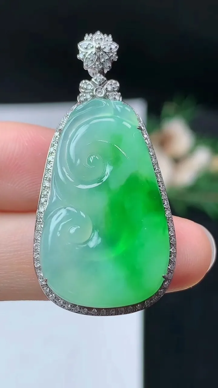 天然A货翡翠如意吊坠，尺寸41-20.2-6.6，裸石29.2-18，重量:6.35g
9月19日
