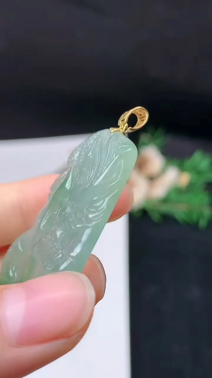 天然A货翡翠龙牌吊坠，尺寸46.3-26.6-5.2，重量:13.01g
9月19日
