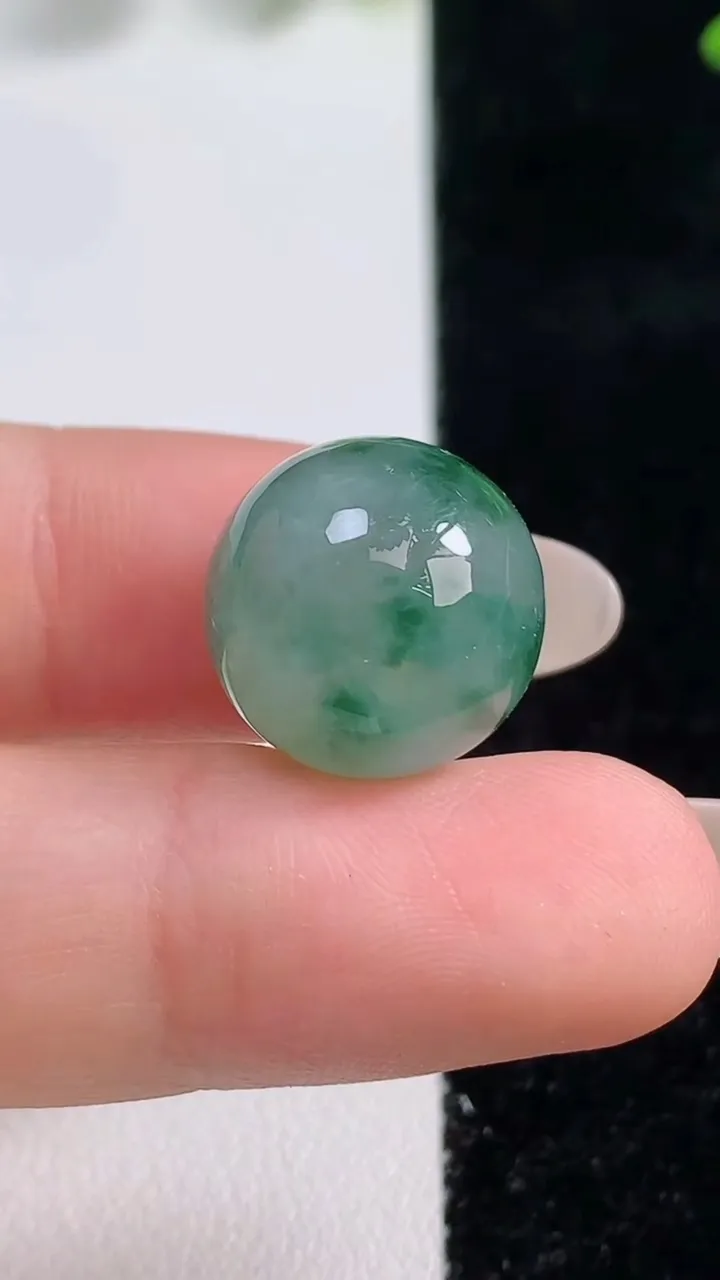 天然A货翡翠飘花圆珠镶嵌件，尺寸14，重量:8.32g9月20日
工厂直销收藏佳品,种好水足，色泽均匀，有种有色，上手高大气！