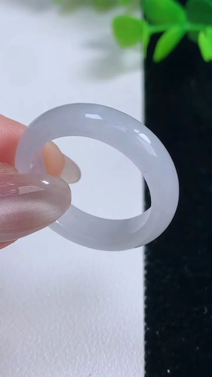 天然A货翡翠指环戒指，尺寸22.2-6-3.2，重量:5.39g2025年9月21日
工厂直销收藏佳品,种好水足，色泽均匀，有种有色，上手高大气！