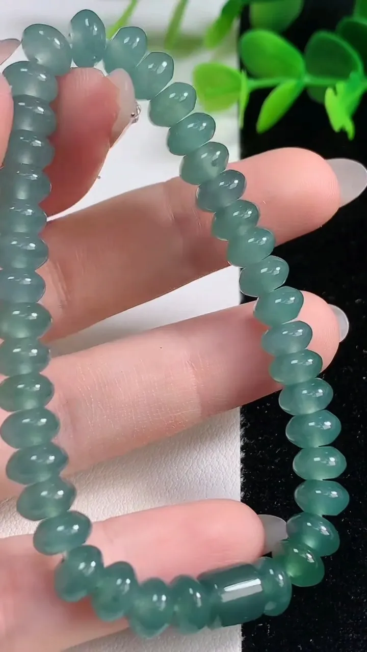 天然A货翡翠算盘珠手串，尺寸7-4-40颗，重量:17.27g9月22日
工厂直销收藏佳品,种好水足，色泽均匀，有种有色，上手高大气！