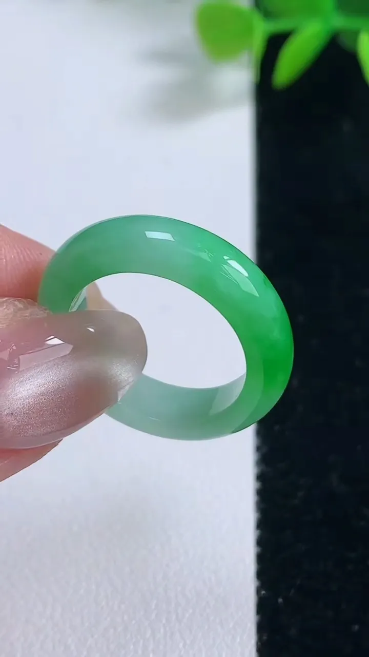 天然A货翡翠指环戒指，尺寸18.4-5-3，重量:3.86g2025年9月22日
工厂直销收藏佳品,种好水足，色泽均匀，有种有色，上手高大气！