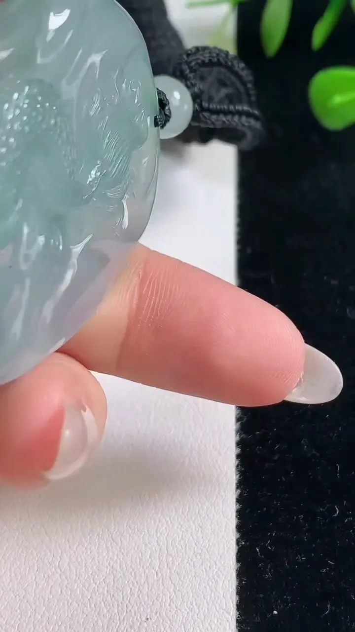 天然A货翡翠龙牌吊坠，尺寸52-38.8-12.8，重量:50.77g
9月22日