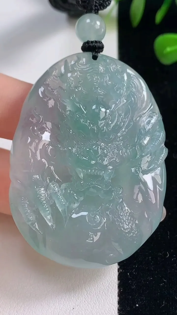 天然A货翡翠龙牌吊坠，尺寸52-38.8-12.8，重量:50.77g
9月22日
