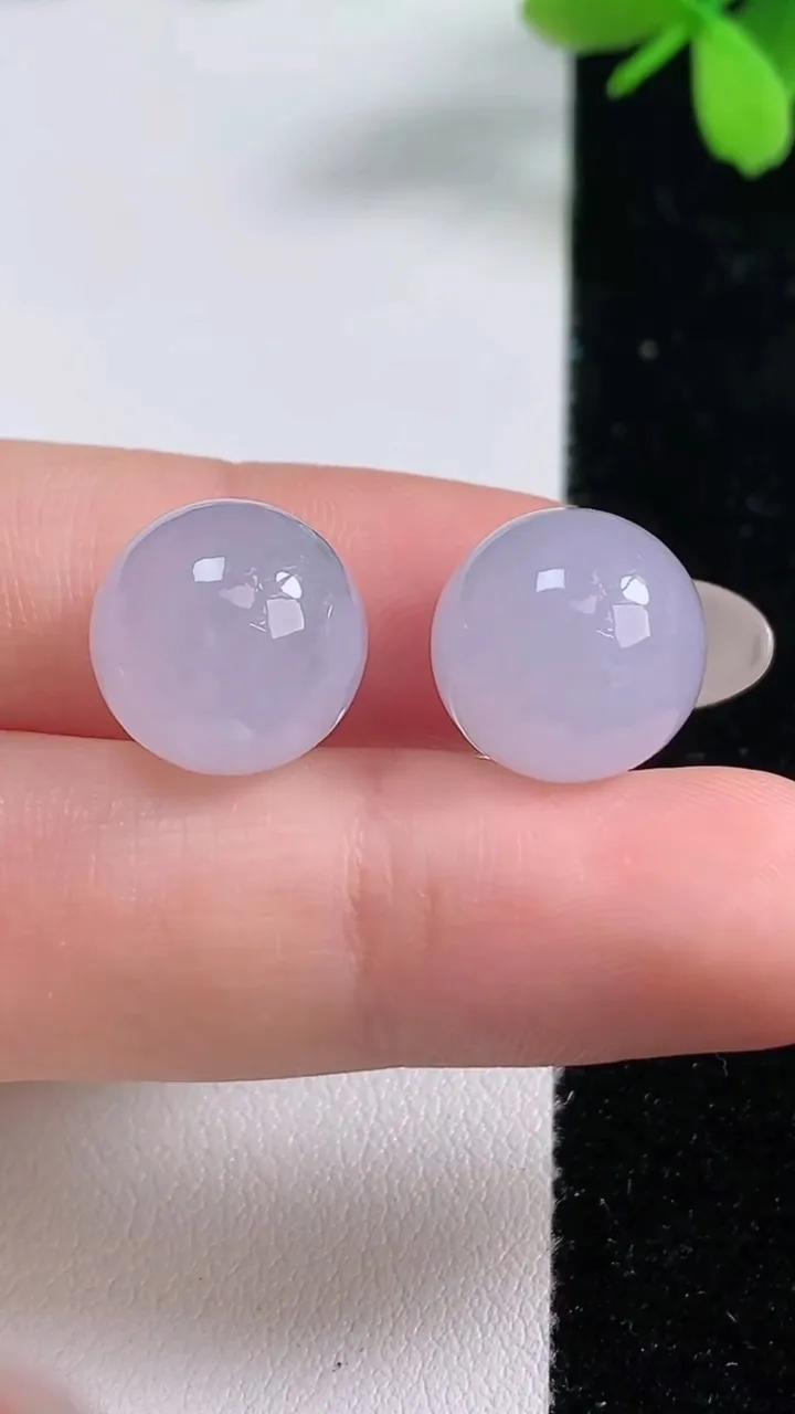 天然A货翡翠紫罗兰圆珠镶嵌件一对，尺寸13，重量:8.00g9月23日
工厂直销收藏佳品,种好水足，色泽均匀，有种有色，上手高大气！